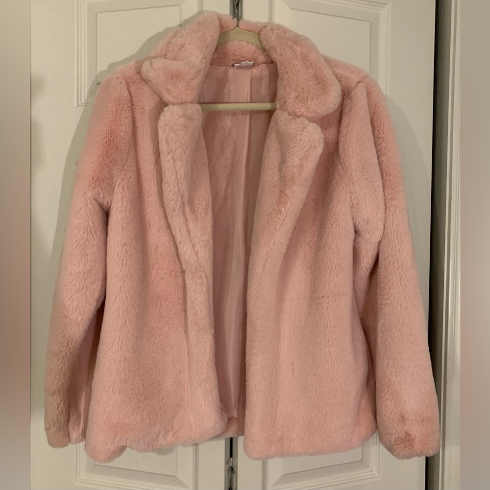 New Direction Women's Baby Pink Faux Fur Coat
Size Small